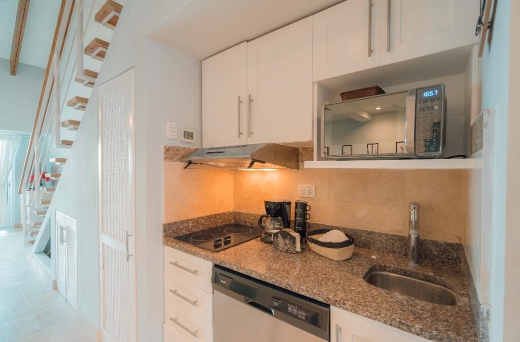 a8f96fd9-83f8-4474-a400-6d93d954959b-1